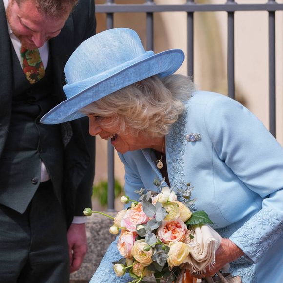 La reine Camilla serre la main des enfants qui lui ont offert un bouquet de fleurs alors qu'elle quitte les lieux après avoir assisté à l'office des matines de Pâques à la chapelle St George du château de Windsor, dans le Berkshire. Royaume-Uni, le dimanche 20 avril 2025. Photo by Kirsty Wigglesworth/PA Wire/ABACAPRESS.COM