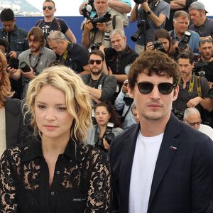 "Ça m’intéresse de voir comment il prépare ses films, ce qu’un projet lui ouvre comme perspectives, ce qui change parfois chez lui."

Virginie Efira et son compagnon Niels Schneider au photocall de "Sibyl" lors du 72ème Festival International du Film de Cannes, le 25 mai 2019.
© Dominique Jacovides/Bestimage