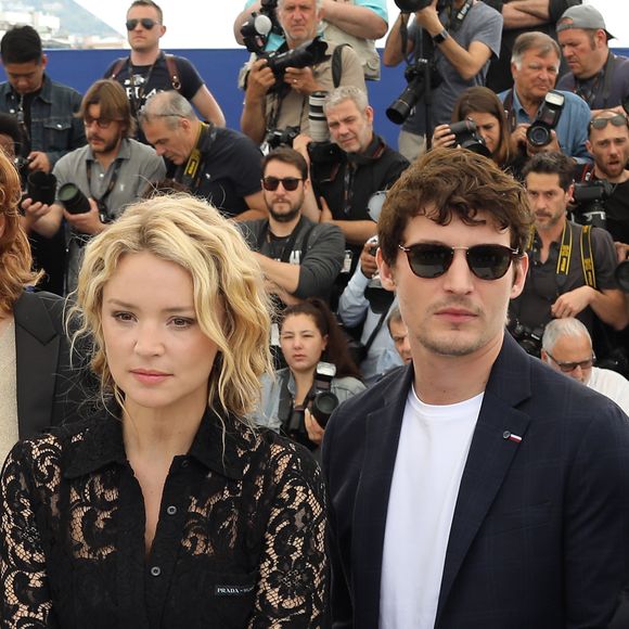 "Ça m’intéresse de voir comment il prépare ses films, ce qu’un projet lui ouvre comme perspectives, ce qui change parfois chez lui."

Virginie Efira et son compagnon Niels Schneider au photocall de "Sibyl" lors du 72ème Festival International du Film de Cannes, le 25 mai 2019.
© Dominique Jacovides/Bestimage
