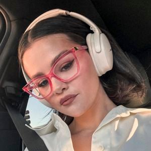 Autre option, si la lessive vous ennuie : les lingettes ou disques en coton à usage unique, pour un séchage garantissant zéro risque de re-contamination après le nettoyage.

Capture d'écran de Selena Gomez.