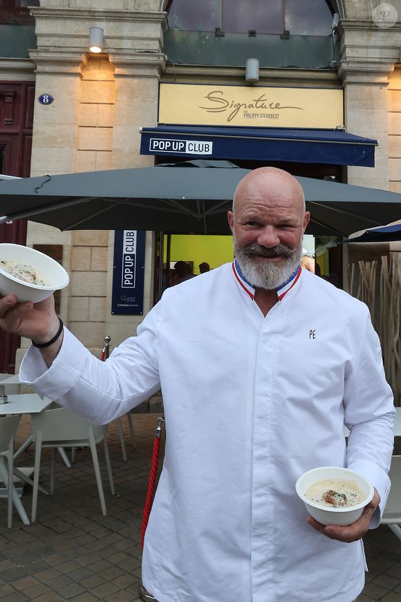 Le chef Philippe Etchebest décline son plat "Signature" en mode street food au sein du Pop Up Club à Bordeaux le 11 septembre 2023.
© Fabien Cottereau / Bestimage
