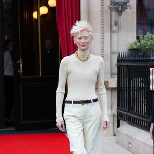 L’actrice britannique Tilda Swinton compte elle aussi parmi les personnalités séduites par le luxe intimiste de La Réserve Paris.
Paris, FRANCE L'actrice Tilda Swinton a été vue quittant l'hôtel La Réserve pendant la semaine de la mode à Paris, élégante sans effort dans une tenue beige complète qui mettait en valeur son style raffiné et intemporel au cœur de Paris.
Sur la photo : Tilda Swinton