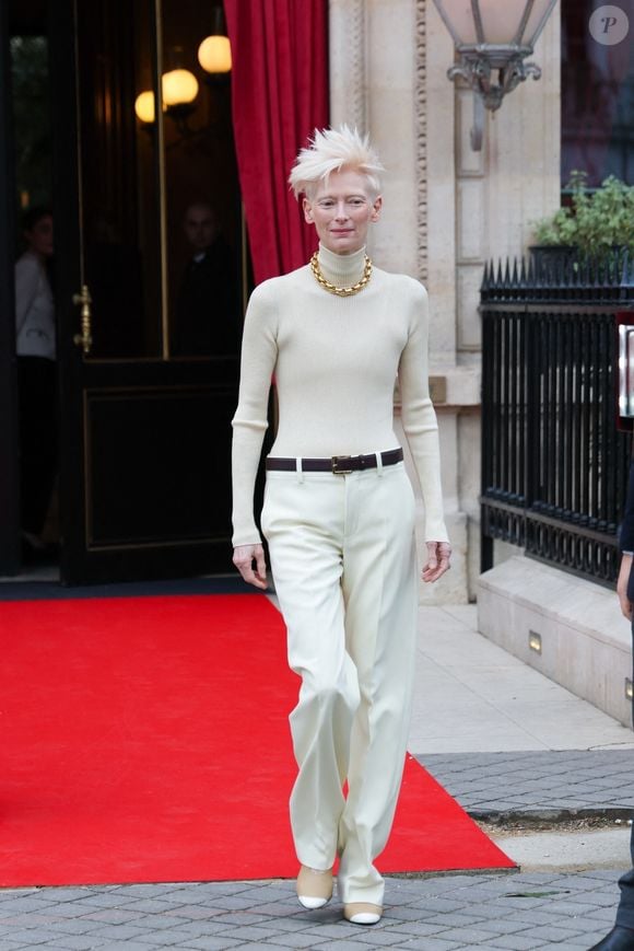 L’actrice britannique Tilda Swinton compte elle aussi parmi les personnalités séduites par le luxe intimiste de La Réserve Paris.


Paris, FRANCE L'actrice Tilda Swinton a été vue quittant l'hôtel La Réserve pendant la semaine de la mode à Paris, élégante sans effort dans une tenue beige complète qui mettait en valeur son style raffiné et intemporel au cœur de Paris.



Sur la photo : Tilda Swinton