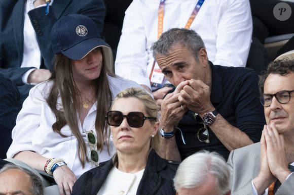 Elie Semoun va bientôt devenir papa avec sa compagne Aude. 

Elie Semoun et sa compagne Aude en tribunes lors de la finale messieurs des Internationaux de France de Tennis de Roland Garros 2025 (jour 15), à Paris, France, le 8 juin 2025. © Cyril Moreau/Bestimage