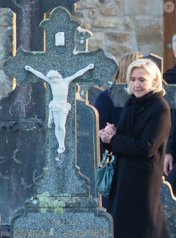 Marine Le Pen - Le clan Le Pen se rend au cimetière de la Trinité-sur-Mer après les obsèques de Jean-Marie Le Pen en l'église Saint-Joseph le 11 janvier 2025.