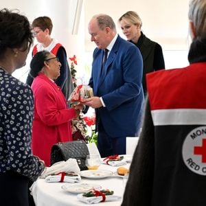 Le prince Albert II de Monaco, sa femme la princesse Charlene et Camille Gottlieb ont remis les traditionnels colis de Noël aux aînés monégasques dans la meeting room du Yacht Club de Monaco dans le cadre de festivités de fin d'année de la Principauté de Monaco, le 12 décembre 2024. © Bruno Bebert/Pool Monaco/Bestimage