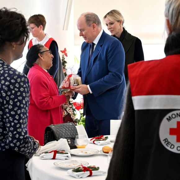 Le prince Albert II de Monaco, sa femme la princesse Charlene et Camille Gottlieb ont remis les traditionnels colis de Noël aux aînés monégasques dans la meeting room du Yacht Club de Monaco dans le cadre de festivités de fin d'année de la Principauté de Monaco, le 12 décembre 2024. © Bruno Bebert/Pool Monaco/Bestimage