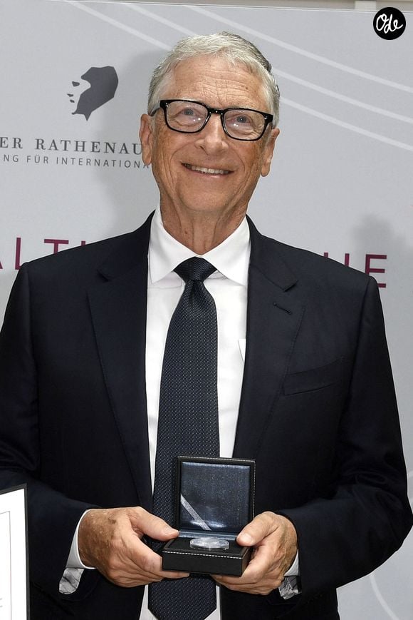 Cette labellisation exige des investissements constants pour maintenir des standards irréprochables sous le regard des investisseurs. 

Bill Gates reçoit le prix Rathenau dans l'atrium de la Deutsche Bank à Berlin, le 23 juin 2025. © PsnewZ / Bestimage