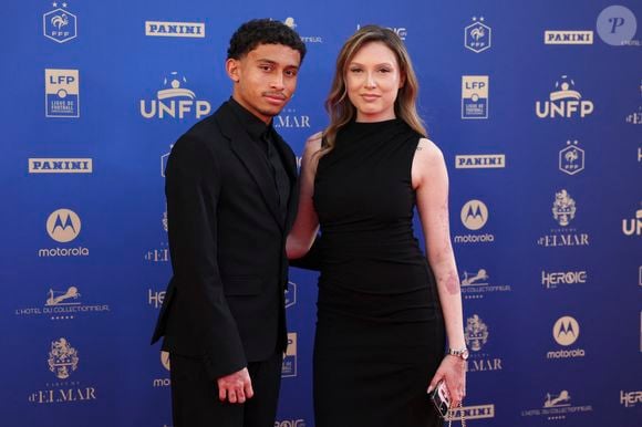 Le jeune footballeur Tahirys Dos Santos a marqué la soirée par un discours poignant.

Tahirys Dos Santos et sa petite amie Coline - 34ème édition des Trophées UNFP du Football au Palais Brongniart à Paris le 11 mai 2026. © UNFP / FEP /ICON/PsnewZ/Bestimage