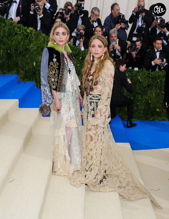 Les sœurs Mary-Kate Olsen et Ashley Olsen - Les célébrités arrivent au gala 2017 du Costume Institute du MET, sur le thème « Rei Kawakubo/Comme des Garçons : Art Of The In-Between » à New York, le 1er mai 2017 © Christopher Smith/AdMedia via Zuma/Bestimage