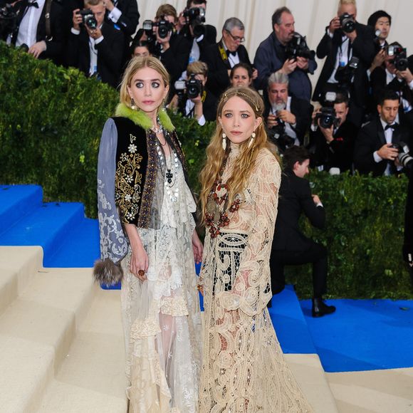 Les sœurs Mary-Kate Olsen et Ashley Olsen - Les célébrités arrivent au gala 2017 du Costume Institute du MET, sur le thème « Rei Kawakubo/Comme des Garçons : Art Of The In-Between » à New York, le 1er mai 2017 © Christopher Smith/AdMedia via Zuma/Bestimage