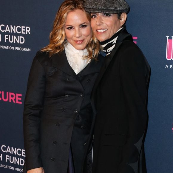 Maria Bello et sa fiancée Dominique Crenn au photocall de la soirée "Women's Cancer Research Fund" à Los Angeles, le 27 février 2020.