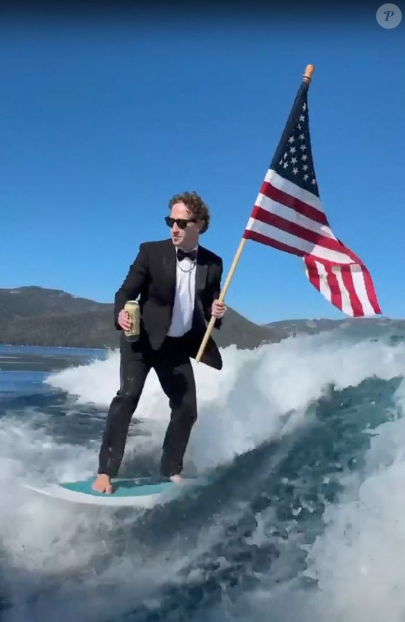 En la matière, le milliardaire Mark Zuckerberg, qui arrive quatrième du classement Forbes, a une philosophie dans la créativité de l'une de ses trois filles.

Mark Zuckerberg surfe en costume, une bière et un drapeau américain dans les mains à l’occasion des festivités du 4 juillet 2024.. © Facebook via Bestimage