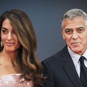 Située au bord du fleuve à Sonning-on-Thames, à 45 minutes de Londres, la maison de George et Amal a surtout vu son extérieur être détérioré

George Clooney et sa femme Amal Clooney - Première du film "Jay Kelly" à Londres, le 10 octobre 2025.
© PsnewZ / Bestimage