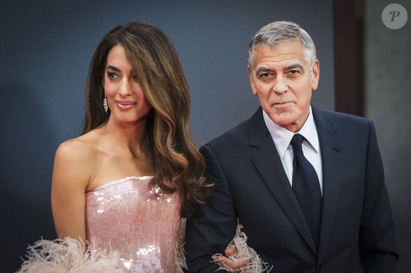 Située au bord du fleuve à Sonning-on-Thames, à 45 minutes de Londres, la maison de George et Amal a surtout vu son extérieur être détérioré

George Clooney et sa femme Amal Clooney - Première du film "Jay Kelly" à Londres, le 10 octobre 2025.
© PsnewZ / Bestimage