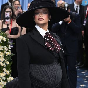 La chanteuse a annoncé la grande nouvelle lors du Met Gala 2025 ! 

Rihanna au gala du Met, à New York, le 5 mai 2025.

Photo : Starmax / Bestimage