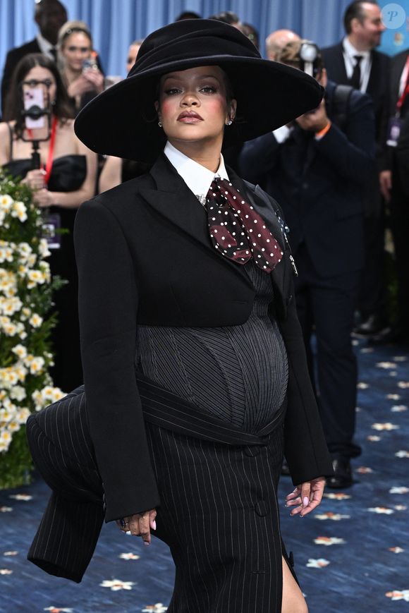 La chanteuse a annoncé la grande nouvelle lors du Met Gala 2025 ! 

Rihanna au gala du Met, à New York, le 5 mai 2025.

Photo : Starmax / Bestimage