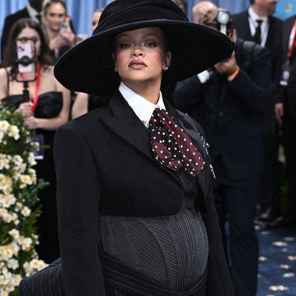 La chanteuse a annoncé la grande nouvelle lors du Met Gala 2025 ! 

Rihanna au gala du Met, à New York, le 5 mai 2025.

Photo : Starmax / Bestimage