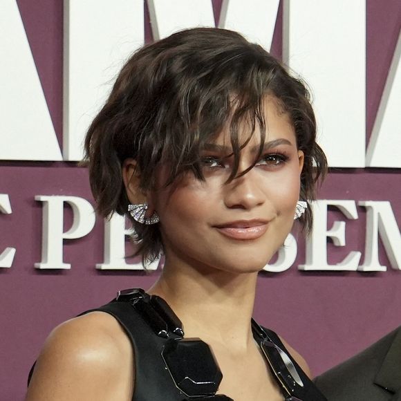 Zendaya porte une coupe bixie 

BGUK_3532606 - Rome, ITALIE Zendaya et Robert Pattinson arrivent sur le tapis rouge pour la première à Rome de 'The Drama', Zendaya portant une robe Giorgio Armani et Pattinson en Dior, captivant les photographes de l'événement.



Sur la photo : Zendaya