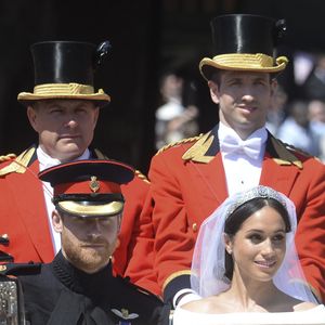 Le prince Harry, duc de Sussex, et Meghan Markle, duchesse de Sussex, en calèche à la sortie du château de Windsor après leur mariage le 19 mai 2018 Agence / Bestimage