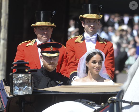 Le prince Harry, duc de Sussex, et Meghan Markle, duchesse de Sussex, en calèche à la sortie du château de Windsor après leur mariage le 19 mai 2018 Agence / Bestimage