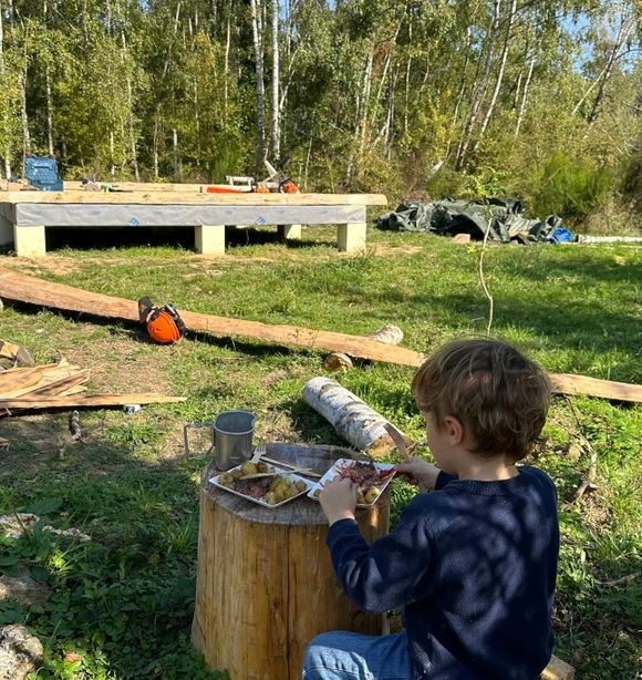 Vianney accompagné de son fils sur le chantier de sa mystérieuse cabane (Capture d'écran Instagram jeudi 30 octobre 2025).