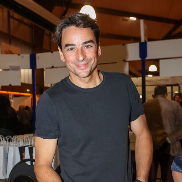 Il est revenu sur cette décision, rappelant l’importance de privilégier les produits locaux et d’éviter certains aliments donc l’impact environnemental est significatif. 

Julian Bugier à la Halle Georges Brassens de Brive-la-Gaillarde, le 8 novembre 2024. Foire du Livre de Brive 2024. © Jean-Marc Lhomer / Bestimage