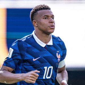 Après son premier but, Kylian Mbappé a réalisé une drôle de célébration

Kylian Mbappé (France)  - Match de groupe I « France - Sénégal (3-1) » lors de la Coupe du Monde de la FIFA 2026 (FIFA World Cup 2026) le 16 juin 2026. © PsnewZ/Bestimage