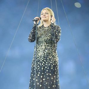 La chanteuse Louane (Louane Emera), représentante de la France au concours de l'Eurovision, interpréte pour la première fois son titre "maman", en hommage à sa mère décédée lorsqu'elle avait 17 ans, devant les 80 000 spectateurs, suspendue sur une plateforme, plusieurs mètres au-dessus de la pelouse et des musiciens, du Stade de France à la mi-temps du match du Tournoi des Six Nations opposant la France à l'Écosse, à Saint-Denis, Seine Saint-Denis, France, le 15 mars 2025. © Cyril Moreau/Bestimage