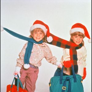 Elles sont devenus célèbre à la fin des années 80 grâce à la série "La fête à la maison"...

Mary-Kate et Ashley Olsen sur le tournage du téléfilm Grandmother's House We Go, aux États-Unis, en 1990. Les jumelles n'ont alors que quelques années et sont déjà de véritables vedettes outre-Atlantique. Alpha Agency / Bestimage