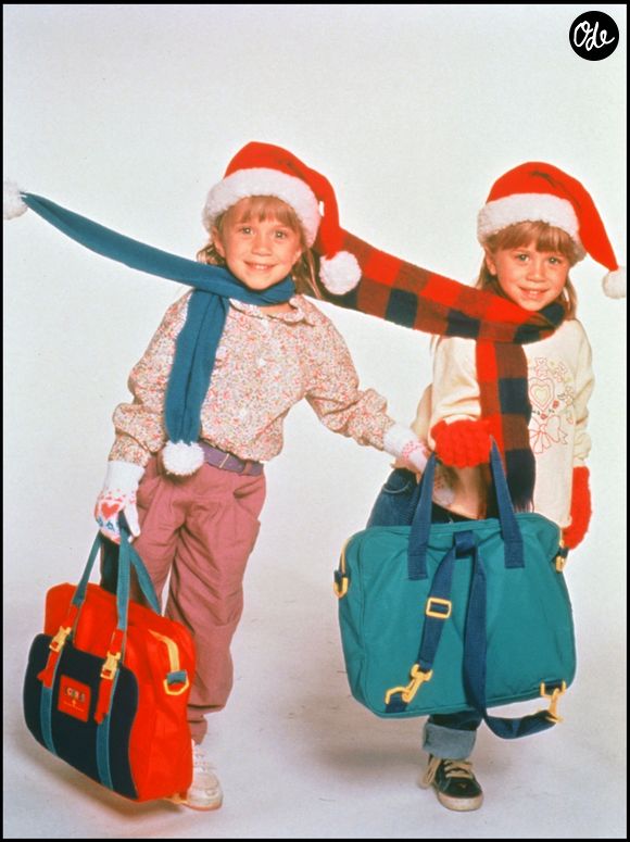Elles sont devenus célèbre à la fin des années 80 grâce à la série "La fête à la maison"...

Mary-Kate et Ashley Olsen sur le tournage du téléfilm Grandmother's House We Go, aux États-Unis, en 1990. Les jumelles n'ont alors que quelques années et sont déjà de véritables vedettes outre-Atlantique. Alpha Agency / Bestimage