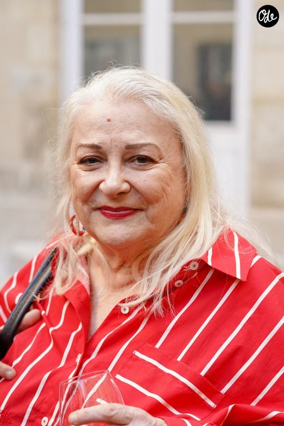 L'actrice de 76 ans a évoqué une intervention de chirurgie esthétique subie au début de sa carrière.

Josiane Balasko - Personnalités à la première grande rétrospective française consacrée à Gianni Versace au Musée Maillol à Paris le 4 juin 2026.
© Anne-Sophie Guebey / Bestimage