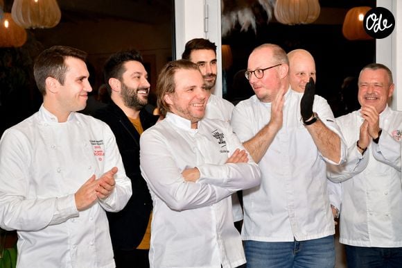Les chefs Thomas Parnaud, Denny Imbroisi, Nicolas Sale, Amaury Bouhours, David Baroche et Philippe Tardy lors du lancement du livre *Art Sens*, de la sculptrice Sylvie Malys, au Rooftop Montmartre, le 15 novembre 2021 à Paris, en France. 

Photo de Jana Call me J/ABACAPRESS.COM