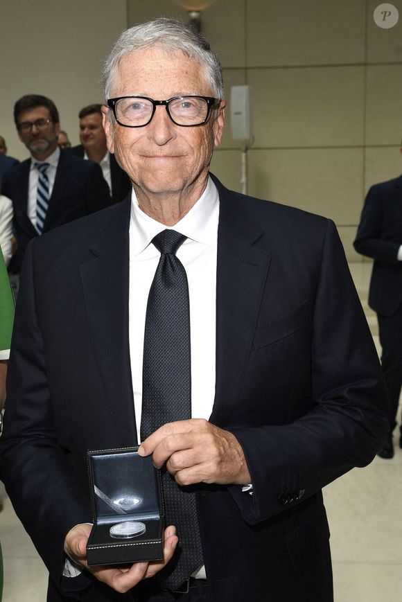 Étudiant à Harvard, il passait des nuits entières à programmer plutôt qu’à se reposer, posant les bases d’une obsession du travail qui ne l’a jamais quitté. 

Bill Gates reçoit le prix Rathenau dans l'atrium de la Deutsche Bank à Berlin, le 23 juin 2025. 
© PsnewZ / Bestimage