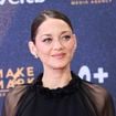 Manches interminables, jupe à larges volants… Marion Cotillard enchaîne les tenues Chanel en Espagne
