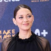 Manches interminables, jupe à larges volants… Marion Cotillard enchaîne les tenues Chanel en Espagne