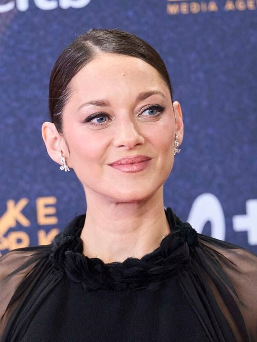 Manches interminables, jupe à larges volants… Marion Cotillard enchaîne les tenues Chanel en Espagne