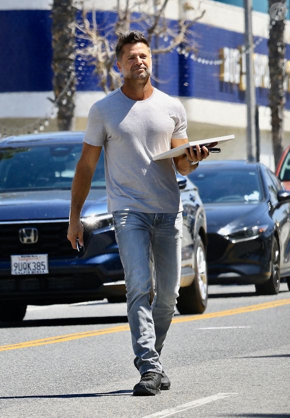 Il s’est éloigné du métier d’acteur après son succès.

David Charvet a été aperçu en train de rester décontracté dans un tee-shirt gris ajusté et un jean alors qu'il arrivait à son propre studio de fitness, BURN LA, à Studio City.
Backgrid USA / Bestimage