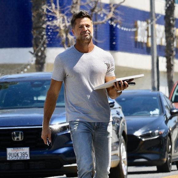Il s’est éloigné du métier d’acteur après son succès.

David Charvet a été aperçu en train de rester décontracté dans un tee-shirt gris ajusté et un jean alors qu'il arrivait à son propre studio de fitness, BURN LA, à Studio City.
Backgrid USA / Bestimage