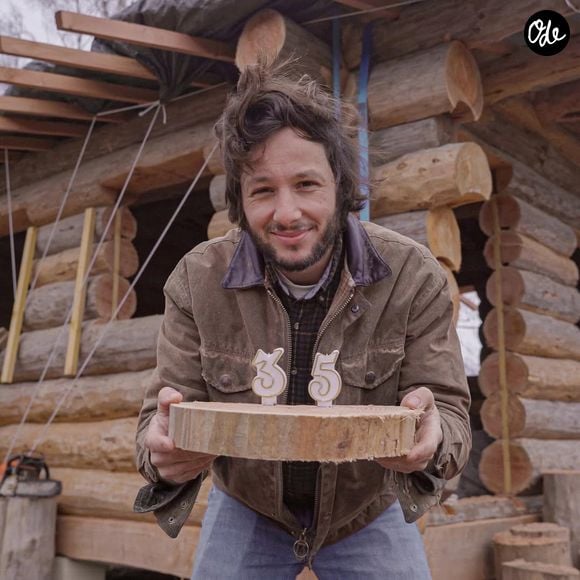 Vianney sur le chantier de sa cabane en bois en pleine nature. Photo publiée sur Instagram le 15 février 2026.