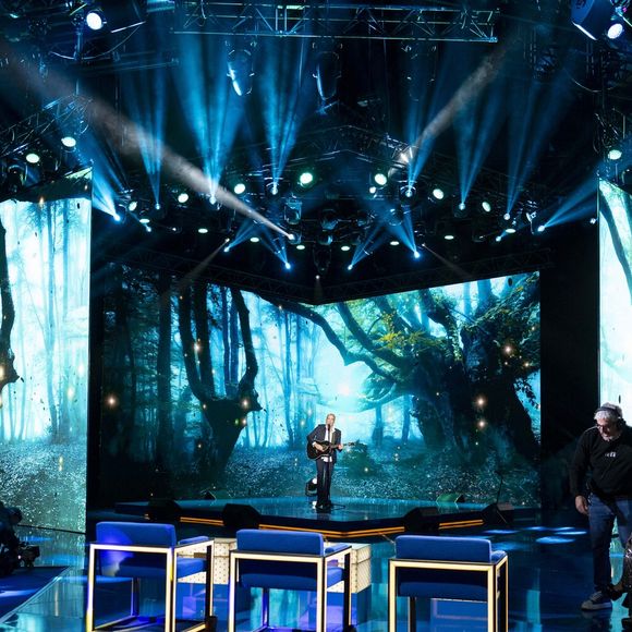 Exclusif - Garou lors de l'enregistrement de l'émission "La Boîte à secrets", présentée par F.Bollaert et diffusée le 26 septembre 2025 sur France 3, dans les studios du Lendit à Saint-Denis, Seine Saint-Denis, France, le 8 septembre 2025. © Pierre Perusseau/Bestimage