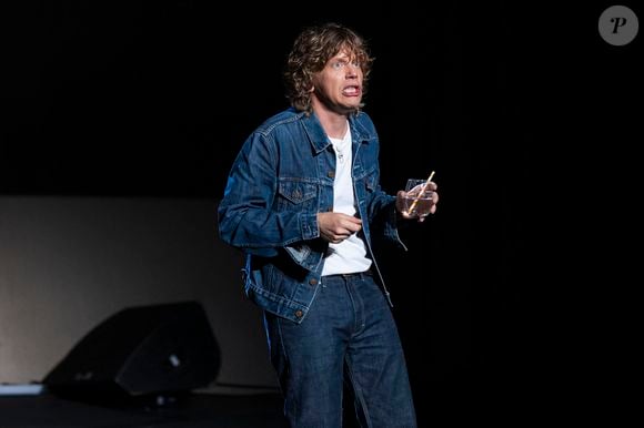 Exclusif - Alex Lutz dans son spectacle "Sexe, Grog et Rocking Chair" au théâtre de Verdure lors du 41ème Festival de Ramatuelle, le 5 aout 2025. © Cyril Bruneau / Festival de Ramatuelle / Bestimage