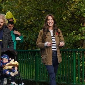 La princesse de Galles participe à une marche des pères dans le parc local lors d'une visite à "Dadvengers", une communauté pour les pères et leurs enfants, à Arnos Grove, au nord de Londres, afin de souligner le rôle important que jouent les pères dans les premières années de vie de leurs enfants, dans le cadre de sa campagne "Shaping Us" (Nous façonner) sur la petite enfance. Mercredi 1er novembre 2023. Photo de Yui Mok/PA Wire/ABACAPRESS.COM