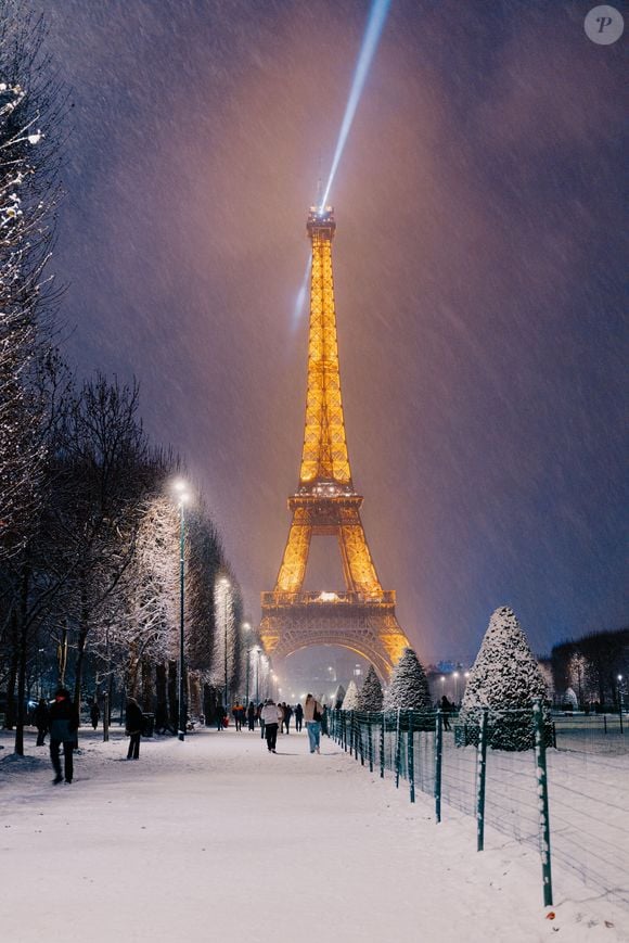 Mais c'est un acheteur américain qui se hisse en haut du classement après avoir lâché en 2008 chez Sotheby's le pactole de 552 750 euros pour s'offrir un bout du rêve parisien.

Champ de Mars, Tour Eiffel - Chutes de neige à Paris : les images de la capitale recouverte d'un manteau blanc le 5 janvier 2026.

© Dat HUYNH / Bestimage