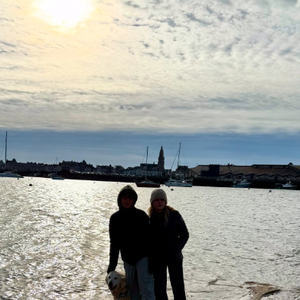 Elodie Gossuin profite d'un séjour familial en Bretagne.