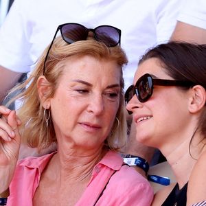 Michèle Laroque et sa fille Oriane Deschamps dans les tribunes lors des Internationaux de France de Tennis de Roland Garros 2025. Paris, le 30 mai 2025. © Jacovides/Moreau/Bestimage