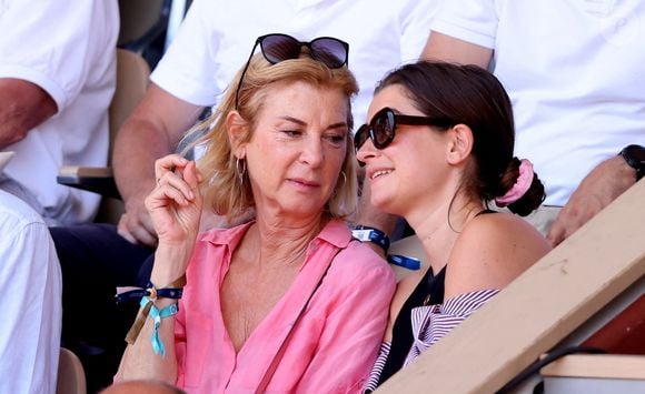 Michèle Laroque et sa fille Oriane Deschamps dans les tribunes lors des Internationaux de France de Tennis de Roland Garros 2025. Paris, le 30 mai 2025. © Jacovides/Moreau/Bestimage