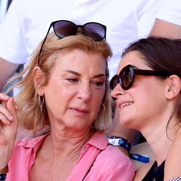Michèle Laroque et sa fille Oriane Deschamps dans les tribunes lors des Internationaux de France de Tennis de Roland Garros 2025. Paris, le 30 mai 2025. © Jacovides/Moreau/Bestimage