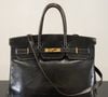 Sa confection artisanale d'exception et sa rareté en font un véritable placement financier.

Le tout premier sac Hermès Birkin, conçu pour Jane Birkin en 1985, actuellement exposé à Sotheby's Paris, en prélude à la vente aux enchères "Fashion Icons" prévue le 10 juillet 2025.

© Jonathan Jacob/Bestimage