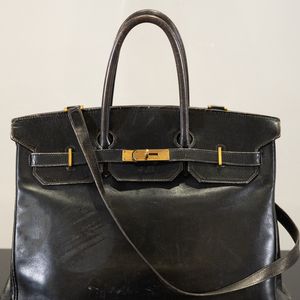 Sa confection artisanale d'exception et sa rareté en font un véritable placement financier.

Le tout premier sac Hermès Birkin, conçu pour Jane Birkin en 1985, actuellement exposé à Sotheby's Paris, en prélude à la vente aux enchères "Fashion Icons" prévue le 10 juillet 2025.

© Jonathan Jacob/Bestimage